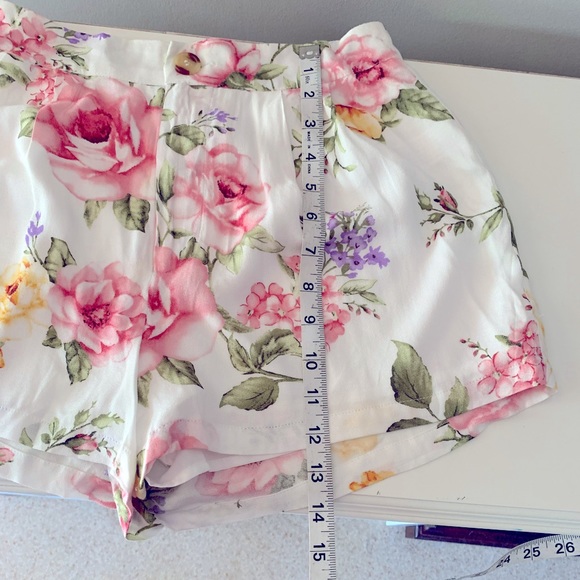 Forever 21 High Waisted Pleated Floral Shorts - Picture 4 of 8